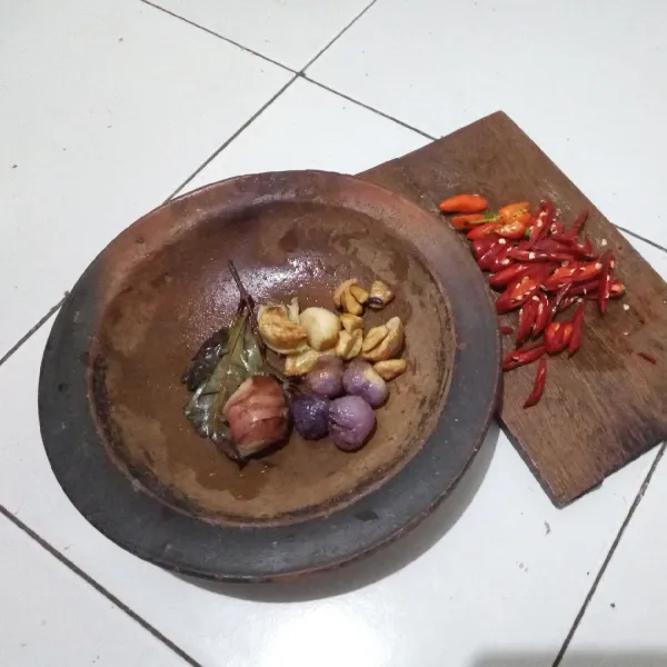 Goreng utuh bawang merah putih, dan kemiri. Lalu haluskan. Geprek lengkuas, lanjutkan mengiris cabai besar dan rawit