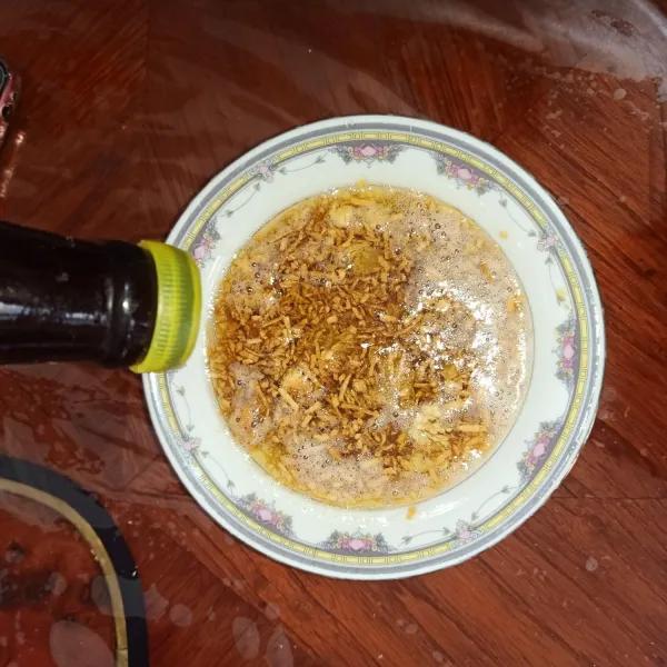 Beri kecap asin pada minyak bawang secukupnya