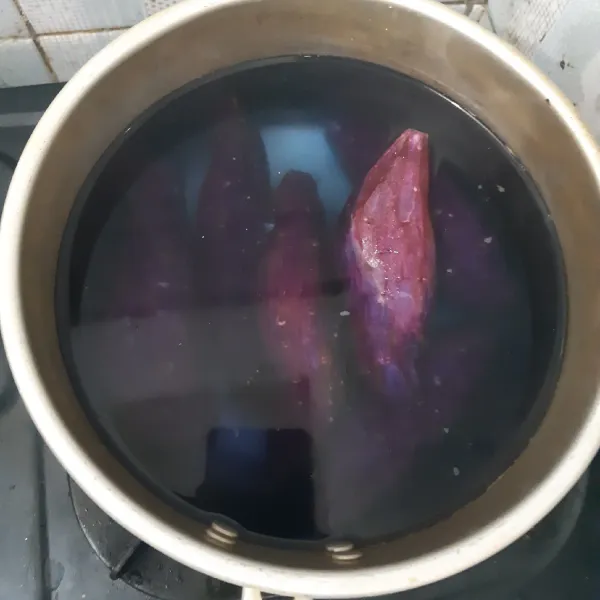 Kupas kulit ubi, cuci dan rebus sampai ubi empuk. Angkat dan tiriskan