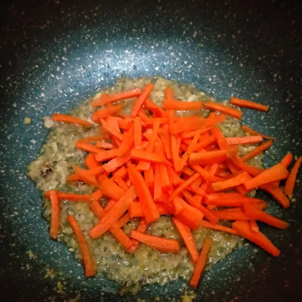 Masukkan wortel, masak hingga wortel setengah matang.