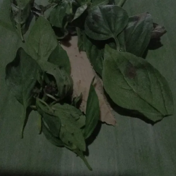 Siapkan daun pisang, taruh selembar daun salam lalu letakkan pindang di atasnya.  Kemudian tutup dengan kemangi dan beri cabai rawit utuh