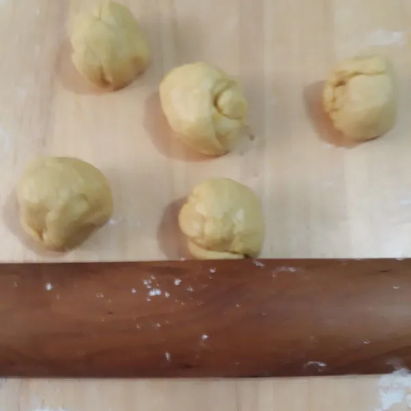 Buat adonan bulatan 20 gr. Diamkan 10 menit.Lalu gilas dengan rolling pan beri isi keju.