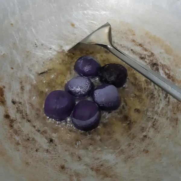 Panaskan minyak, goreng hingga bola ubi terendam sempurna. Cukup sekali balik saja