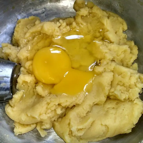 Masukkan telur satu persatu dan aduk hingga tercampur rata dan licin.