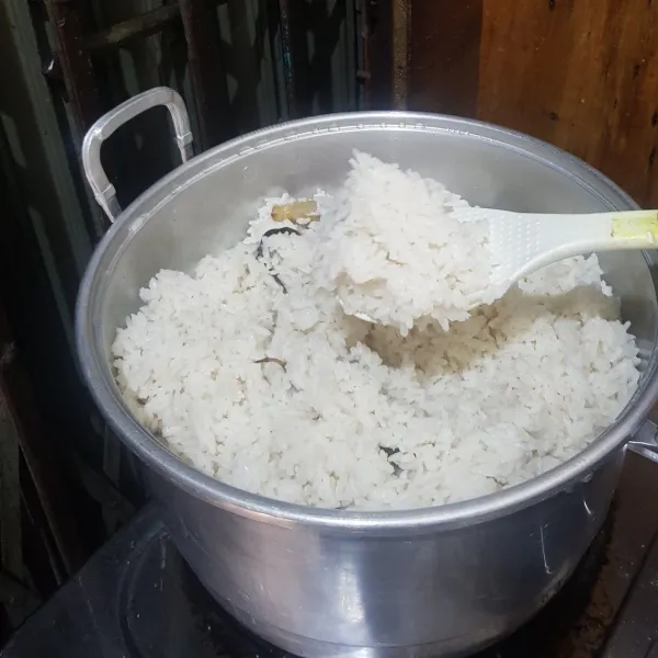 Nasi uduk siap dihidangkan dengan lauk favoritmu