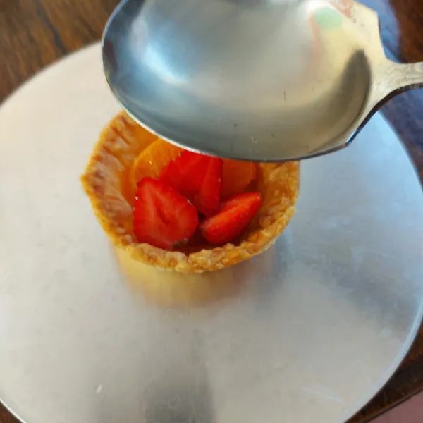 Siramkan di atas susunan buah. Simpan di kulkas.