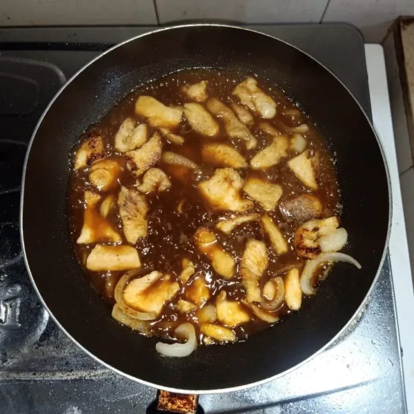 Masukkan saus tomat, saus sambal, kecap manis, garam, merica, dan kaldu jamur. Beri sedikit air