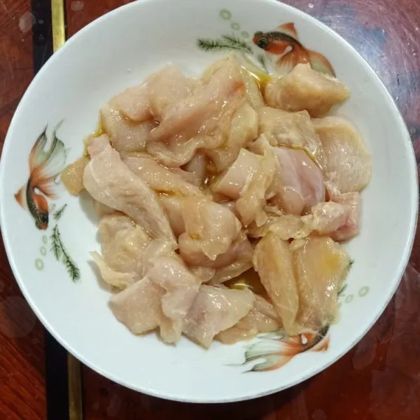 Marinasi ayam dengan tepung sagu dan kecap asin