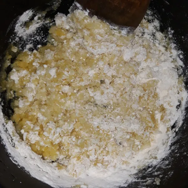 Masukkan tepung terigu dan vanilli aduk sampai tercampur rata.