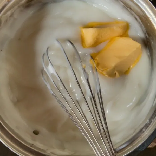 Masak bahan isian kecuali margarin sampai meletup2. masukkan margarin aduk rata. matikan api. tunggu sampai dingin baru masukkan piping bag semprotkan bagian bawahnya.
