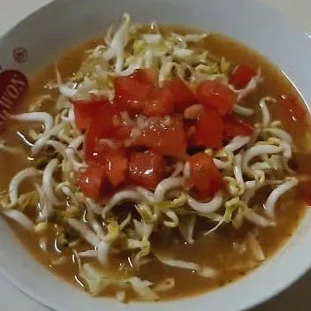 Tuang kuahnya ke dalam mangkuk mie. Siap untuk disajikan.