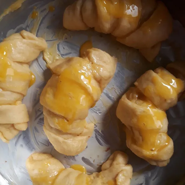 Lilitkan pada sosis ayam. Olesi dengan kuning telur. Panggang sampai matang.