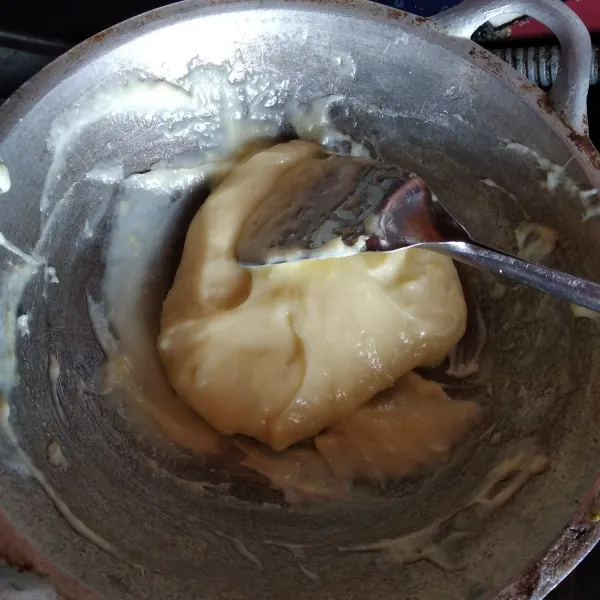 Terakhir masukkan margarin, aduk rata biarkan dingin.