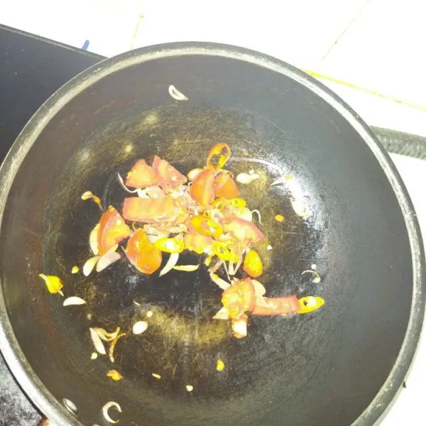Tumis bawang merah, cabai dan tomat, ditumis pakai minyak zaitun, boleh pake minyak biasa tapi sedikit saja.