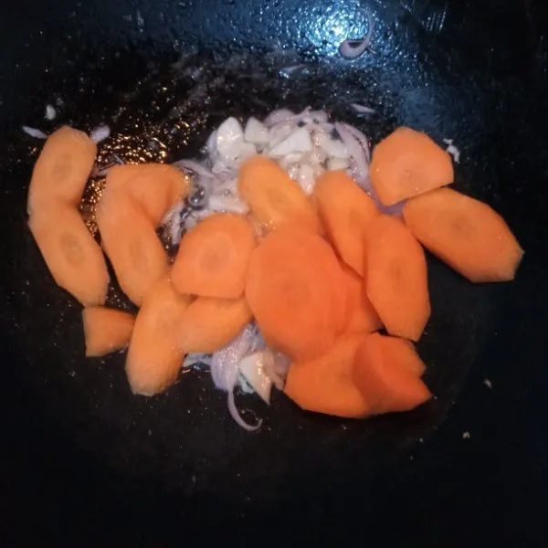 Masukkan wortel, beri sedikit air, masak hingga wortel setengah matang