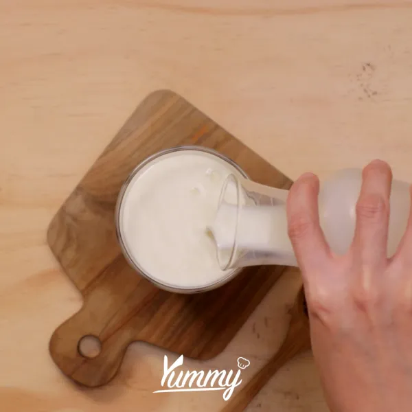Tuangkan susu evaporasi, aduk rata dengan sendok hingga jelly teh hancur, tambahkan es batu sesuai selera.