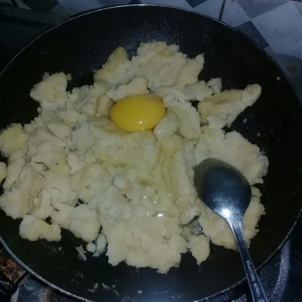 masukan telur, aduk aduk hingga tercampur rata.