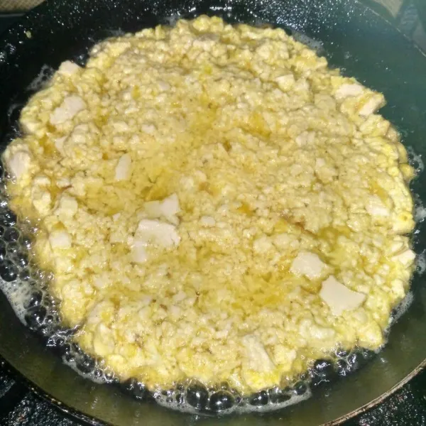 Panaskan minyak goreng di wajan teflon, lalu tuang adonan telur dan ratakan.