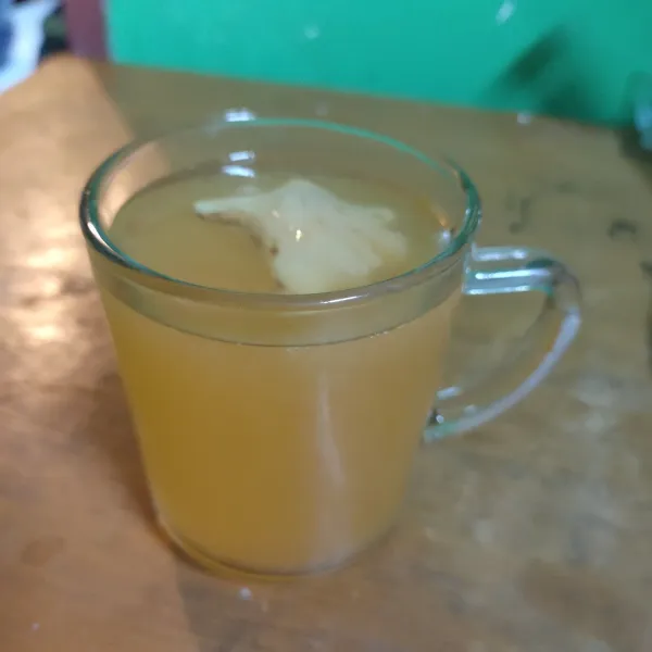 Campur air jahe dan serai dengan perasan jeruk dalam gelas saji. Masukkan gula putih. Aduk hingga larut. Sajikan.