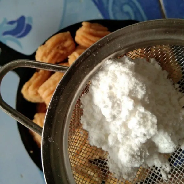 Salin dalam wadah saji, taburi dengan gula halus.