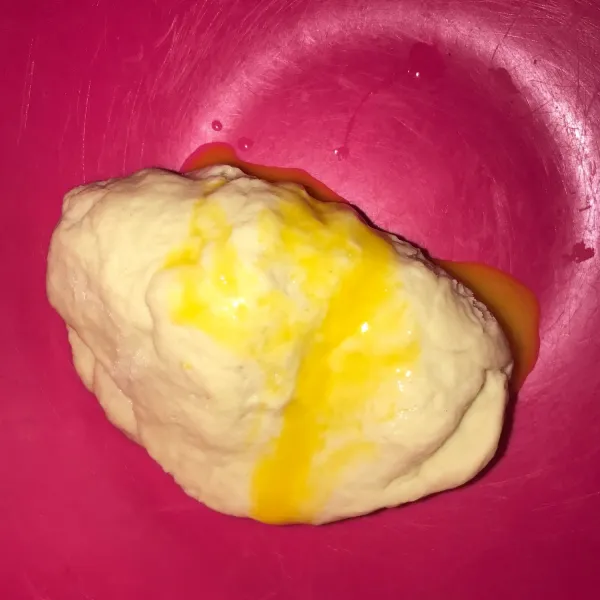 Ketika sudah kalis maasukkan kuning telur, uleni lagi lagi sampai tercampur rata
