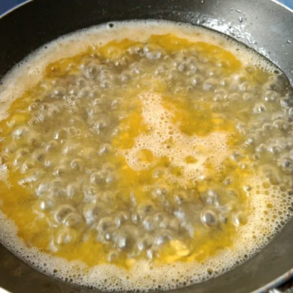 Masak air dan margarin hingga mendidih dan margarin larut.