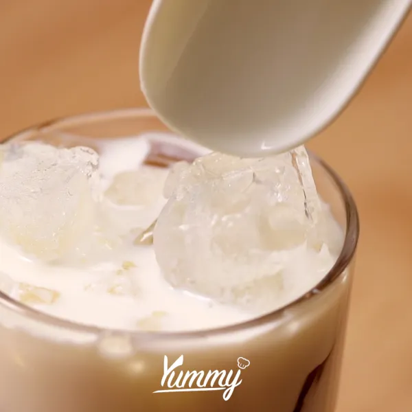 Es Susu Teh Jelly siap untuk disajikan sesuai selera.