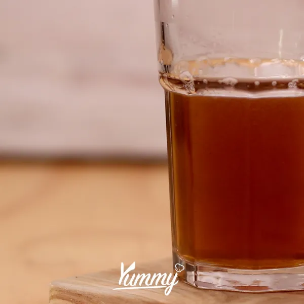 Masukkan ke dalam lemari es selama 30 menit hingga teh mengeras berbentuk jelly.
