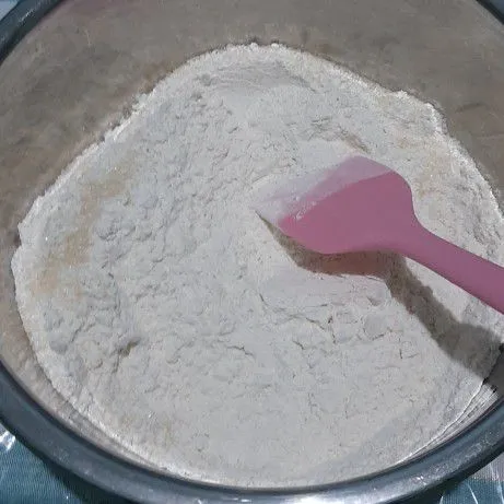 Campur tepung terigu,  vanili, dan sisa gula menjadi satu
