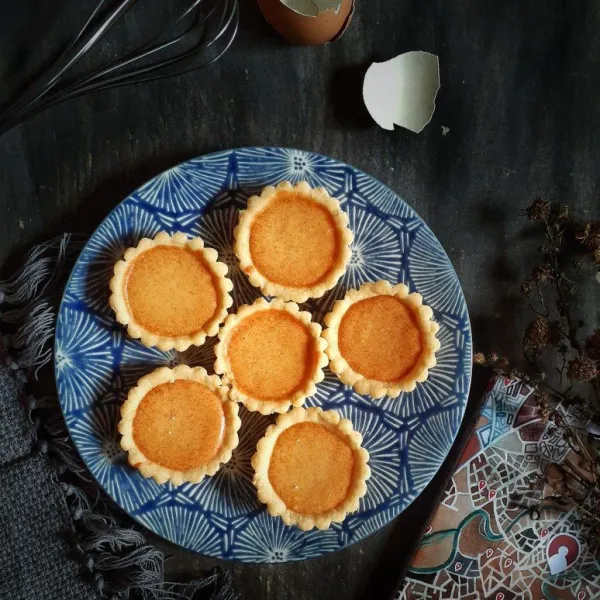 Setelah matang, keluarkan pie dari cetakannya. Hidangkan.