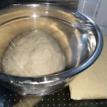 Buat adonan menjadi bulat, tutup dengan wrap dan masukkan ke dalam kulkas selama 30 menit. Sambil siapkan juga korsvetnya. Masukkan ke plastik ukuran 2 kg. Lalu gilas menjadi bentuk persegi panjang dan dinginkan dalam lemari es.
