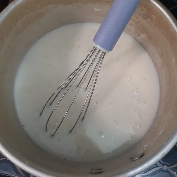 Tuang susu cair kedalam panci, aduk hingga rata.