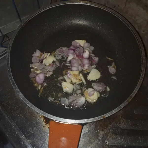 Siapkan pan lalu tumis bawang merah dan bawang putih sampai harum
