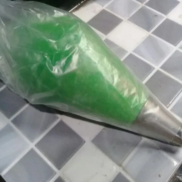 masukan kedalam piping bag, beri spuit.