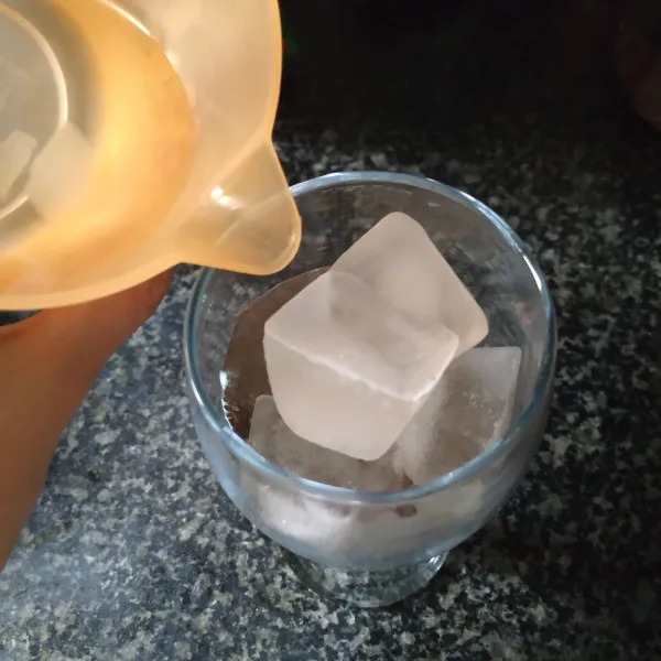 Tambahkan chia seed, es batu dan air dari aloevera.