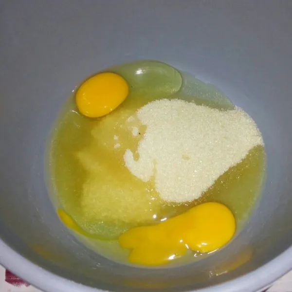 Dalam wadah campur telur dan gula pasir sampai gula benar benar larut.