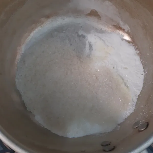 Masukkan gula pasir, susu bubuk dan maizena kedalam panci.