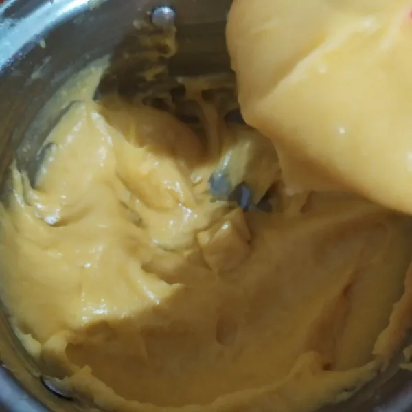 Masukkan telur, garam, keju dan baking powder sambil dimixer sampai rata.