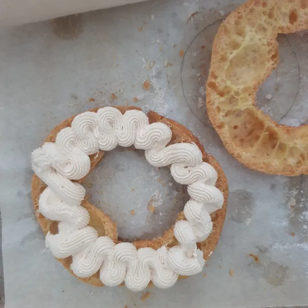 Belah kue menjadi 2,lalu semprotkan Cream Caramel Di sekelilingnya.