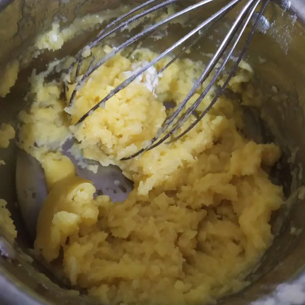 Masukkan tepung, aduk rata kemudian nyalakan kembali kompor, masak sambil terus diaduk sampai adonan tidak lengket di panci.