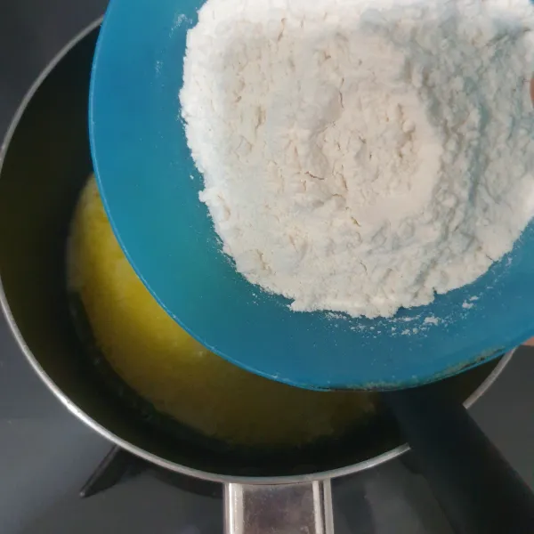 Masukan tepung terigu, aduk cepat sampai tercampur rata.