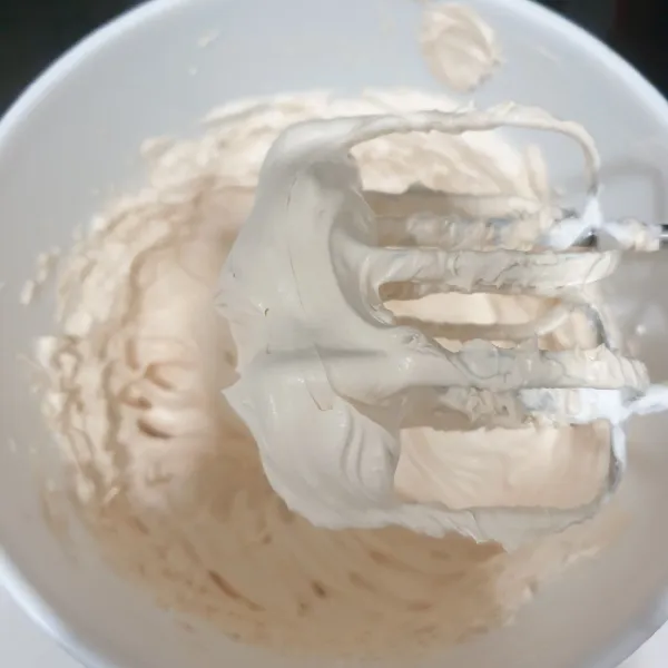 Mixer kembali sebentar saja sampai tercampur rata. Masukan Cream Caramel Kedalam plastik piping bag.