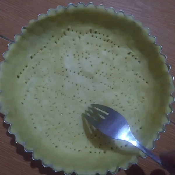 Tusuk² permukaannya dengan garpu, lalu panggang 15 menit suhu 180° C.