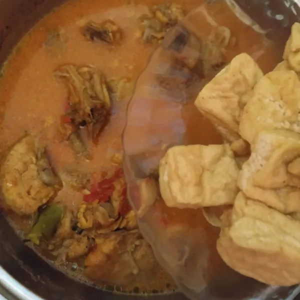 Setelah ayam matang baru masukkan tahu goreng, masak sebentar saja