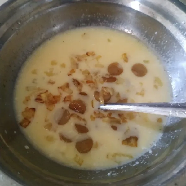 Kocok telur, susu cair dan keju parut. Masukkan tumisan sosis dan bawang. Aduk rata.