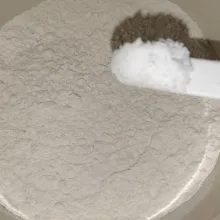 Masukkan tepung, garam dan gula lalu mixer dengan kecepatan rendah hingga rata. tambahkan air es lalu mixer hingga adonan tercampur rata. tidak harus sangat kalis, tapi yang penting tercampur rata. Tambahkan butter, baru mixer lagi, kalau bisa sampai kalis meski tidak harus kalis elastis note: kalau pakai mixer kecil, buat separuh dulu, kalau sudah keluarkan dan buat lagi separuhnya, baru digabungkan secara manual dengan tangan.