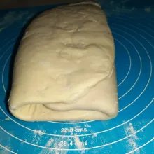 Gilas lagi tetap ukuran 40x20 cm tapi kali ini dilipat single (1/3 bagian) seperti difoto. bungkus wrap (bisa pakai wrap yang tadi asal masih rapih) dinginkan selama 5 menit. Lakukan proses ini juga 2x lalu masukkan kulkas 15 menit untuk masuk tahap akhir.