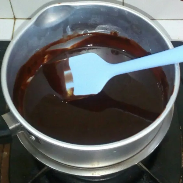 Buat browniesnya : lelehkan coklat blok, margarin dan minyak aduk sampai tercampur rata.