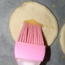 Taruh di loyang yang dilapisi margarin atau gunakan baking paper. Olesi bagian atas puff pastry dengan telur kocok. Telurnya sedikit saja dan jangan sampai meleber ke samping karena bisa membuat pastry gagal mengembang. Oven dengan suhu 190 derajat selam 15 menit.