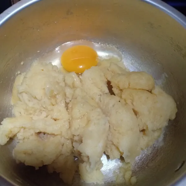 Masukkan telur satu per satu, mixer sampai tercampur rata.